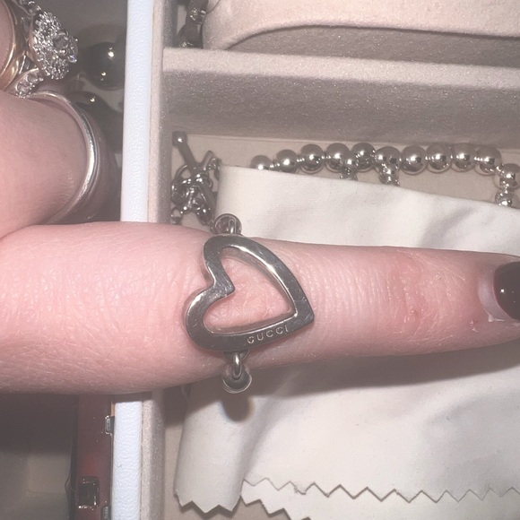Pre-loved Authentic GUCCI ring. Size between 7-8. Fits good on index or middle. - Picture 4 of 4